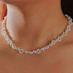 Simple Flower Pearl Necklace 🌸